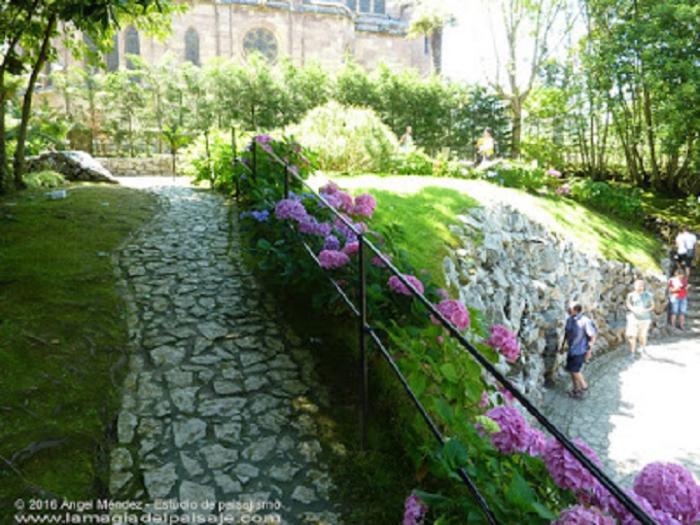 El Capricho de Gaudí, paseos de piedra El Capricho de Gaudí, paseos de piedra