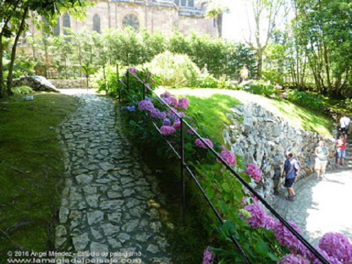 El Capricho de Gaudí, paseos de piedra