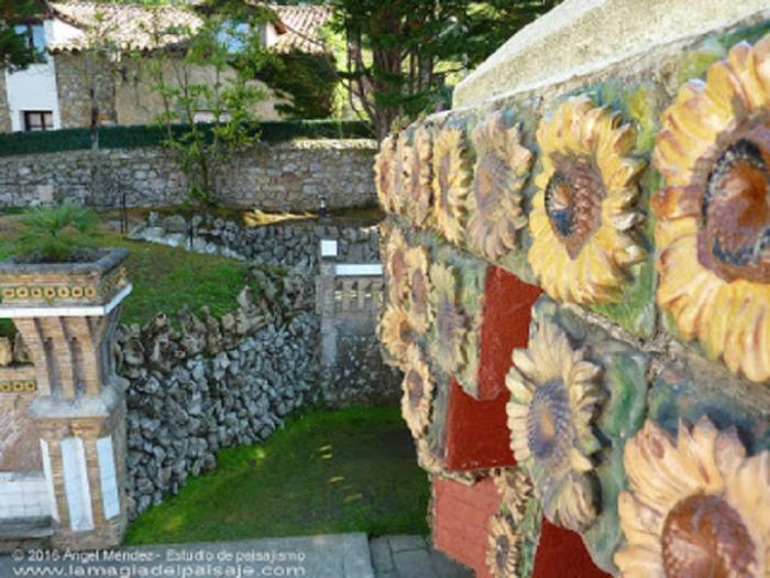 El Capricho de Gaudí, detalle girasoles El Capricho de Gaudí, detalle girasoles